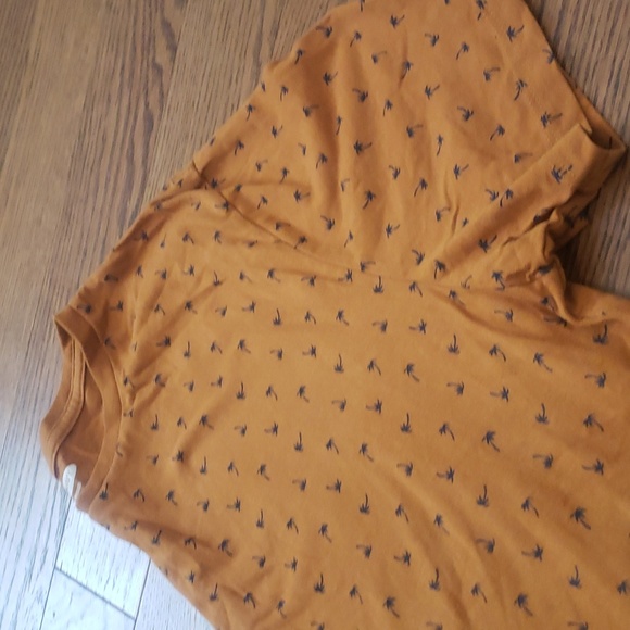 Old Navy Tee - Picture 4 of 6